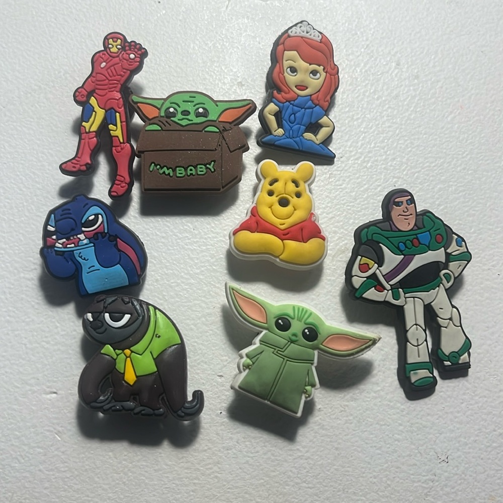 8 new disney croc charms 💙